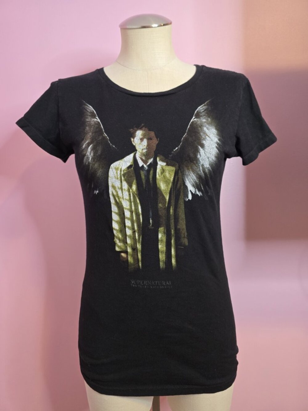 Supernatural Hot Topic Castiel Angel Graphic T-Shirt Size JUNIORS LARGE